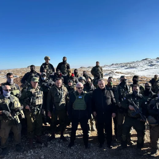 Netanyahu, Suriye Topraklarında Eli Cebinde Poz Verdi!