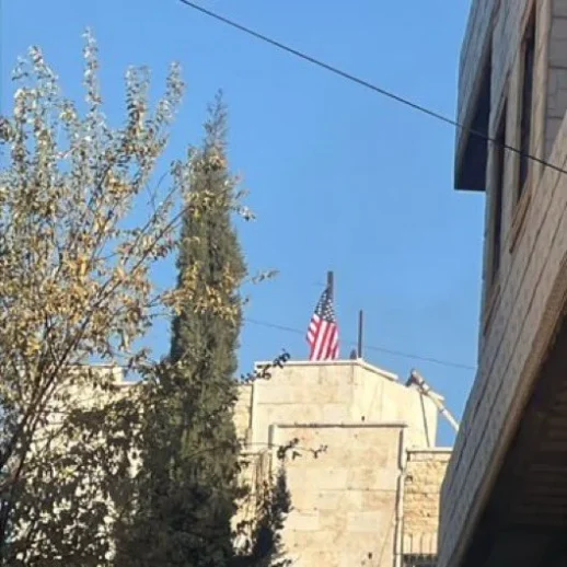 Suriye'de PKK/YPG Binalarına ABD Bayrağı Çekildi!