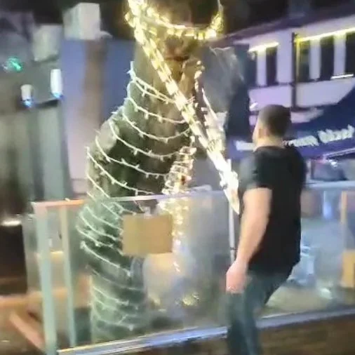 Yılbaşı Süslerini Parçalayan Şahsın Alkol Seviyesi 115 Promil Olarak Tespit Edildi!