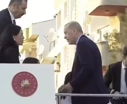 Cumhurbaşkanı Erdoğan, Elini Öpen AK Parti Milletvekili Seda Sarıbaş'a 200 TL Verdi!