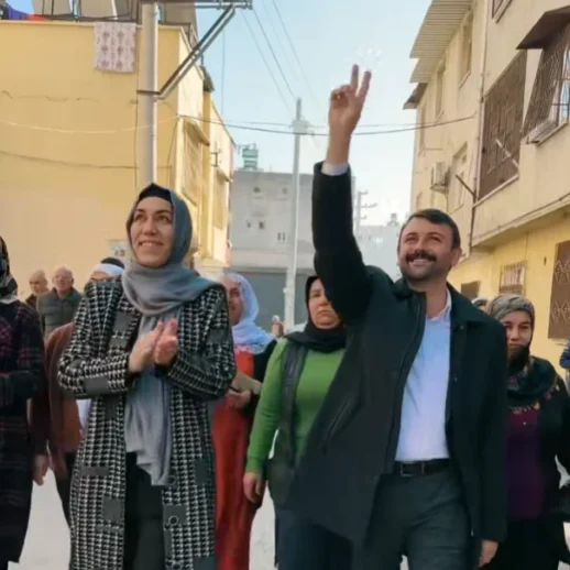 DEM Partili Mersin Akdeniz Belediyesi Eşbaşkanları Hoşyar Sarıyıldız Ve Nuriye Arslan Gözaltına Alındı!
