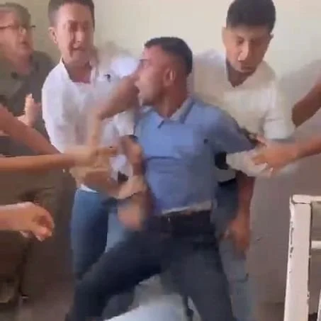 Adana'da, Kız Kardeşinin Okumasını İstemeyen Bir kişi, Okulu Basarak 5 Öğretmene Saldırdı ve Tutuklanıp Cezaevine Gönderildi!