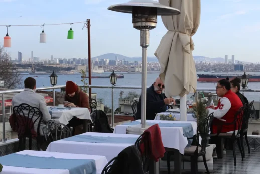 İstanbul'un Bazı Semtlerindeki Kafeler, Uzun Süre Sipariş Vermeden Oturan Müşterilerden 'masa Ücreti' Talep Etmeye Başladı! (Sabah)
