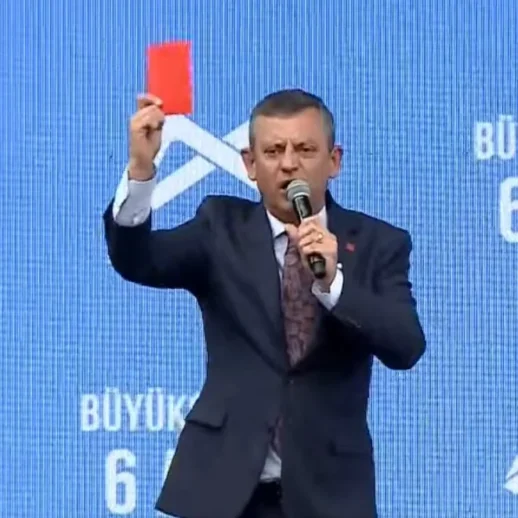Özgür Özel: Cebinizde Kırmızı Kart Taşıyın, Erdoğan’ı Gördüğünüz Yerde Al Bayraktan Rengini Alan Kırmızı Kartı Gösteriyoruz.