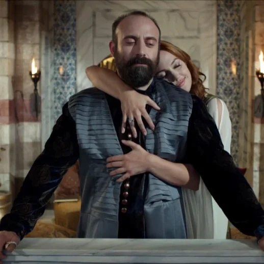 Halit Ergenç, Aşkı "Tüm Düzenin ve Hayatın değiştiği Bir Çarpışma Anı" Olarak Tanımladı!