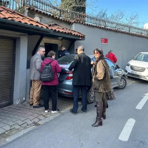 Kanlıca'da Dirvana Yalısı'nın 24 Yıllık Kiracısı, Evi Tahliye Etmemek İçin Kapı Numarasını Söküp Evin Önüne Arabasıyla Bariyer Kurdu!