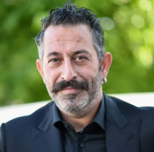 Cem Yılmaz'ın Lambası Kırık Çıktı!