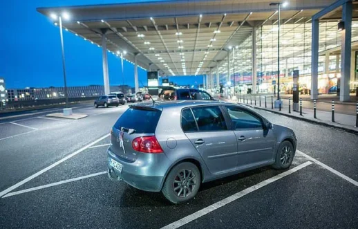 Almanya'da 12 Ay Önce Havalimanına Bırakılan Aracın Park Ücreti 200 Bin Euroyu Geçti. Aracın Sahibi Bulunana Kadar Park Ücreti Eklenmeye Devam Edecek!