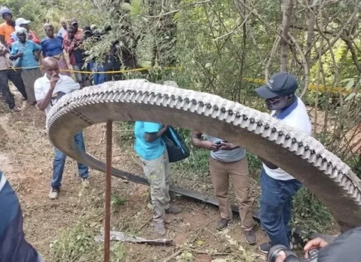 Kenya'da Bir Köye Uzaydan Gelen Bir Obje Düştü!