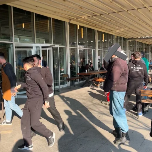 İstanbul Teknik Üniversitesi'nde Bir Kafe Çalışanı, Tartıştığı Öğrenciye Bıçakla Saldırdı. Saldırgan kişi, Yerleşkelere Girişi Yasaklanarak İşten Çıkarıldı!