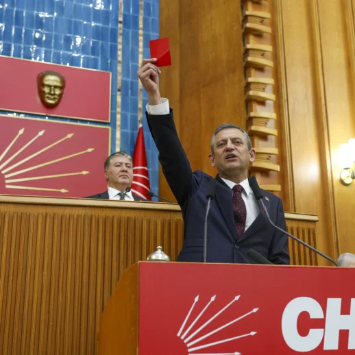 CHP, 1.5 Milyon Üyesine Telefonlarına İndirebilecekleri "Kırmızı Kart" Gönderdi!
