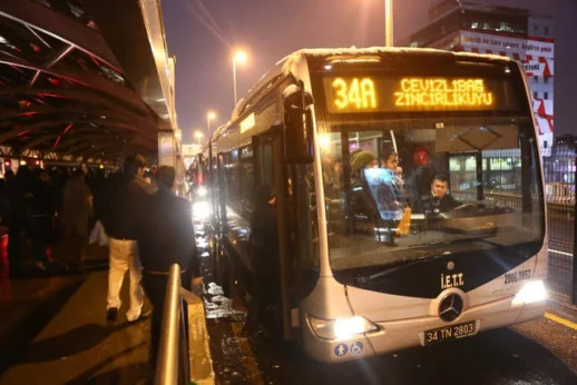 İstanbul'da Metrobüste Silahla Ateş Açan Yolcu Gözaltına Alındı!
