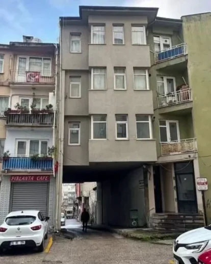 Konya'da 4 Katlı Binanın Çökmesinin Ardından, Bursa'da Altından Yol Geçen Kolonsuz Bina Yeniden Tartışma Konusu Oldu!