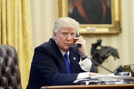 Trump, Kolombiya'dan Gelen Tüm Ürünlere %25 Gümrük Vergisi Getirdi. Ardından Arkasında "Yapın da Ebenizinkini Görün" Kısaltmasının Bulunduğu Bir Fotoğraf Paylaştı!
