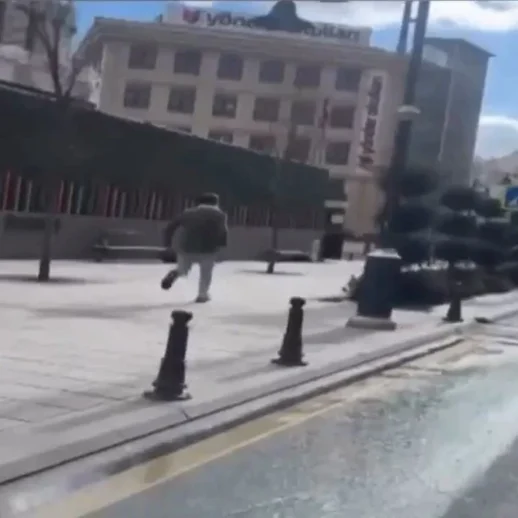 Kağıthane'de Yasak Olan Yere Aracını Park Eden Sürücü, Çekicinin Arkasında Metrelerce Koştu. Yolda Bir Araca Binerek Çekiciyi Yakalayan Sürücü, Aracını İndirtti!