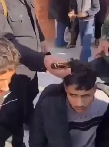 Suriye'nin Başkenti Şam’da Küçük Kızları Taciz Eden Şahısların Saçları Tıraş Edildi!