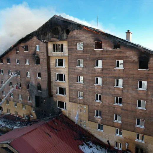 Bolu'daki Otel Yangını İle İlgili Yürütülen Soruşturma Kapsamında Bolu Belediye Başkan Yardımcısı Sedat Gülener ve İtfaiye Müdür Vekili Kenan Coşkun Gözaltına Alındı!