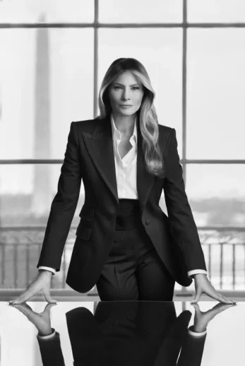 ABD Başkanı Donald Trump'ın Eşi Melania Trump'ın Beyaz Saray'daki Resmi Portresi Yayınlandı!