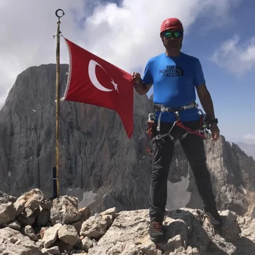 Antalya'da Kızlar Sivrisi Zirvesi'nde Zarar Gören Türk Bayrağını Değiştirmek İçin Yola Çıkan Dağcı Fehmi Efe'nin Cansız Bedenine Ulaşıldı!
