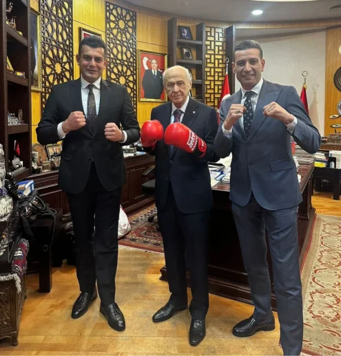 Devlet Bahçeli, Boks Eldiveni İle Poz Verdi!