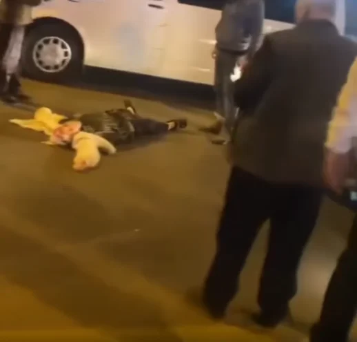 Esenyurt'ta Bir Kadın, Çevredekilerin Uyarılarına Rağmen Bir Arabanın Önüne Atladı!
