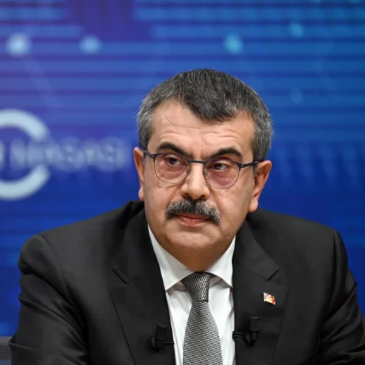 Milli Eğitim Bakanı Tekin, Türkiye'nin Dünya Genelinde Neredeyse Tüm Sınıflarında Akıllı Tahta Bulunan Tek Ülke Olduğunu Açıkladı!