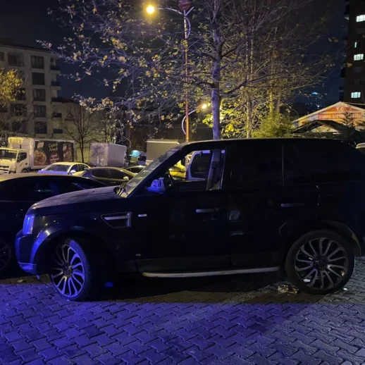 Esenyurt’ta İki Otomobil Tarafından Sıkıştırılan Bir Araç, Çapraz Ateşe Tutuldu!