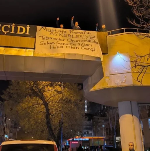 Ankara'da Bir Köprüye Asılan Pankartta, "Mustafa Kemal'in Askerleriyiz! Teğmenler Onurumuzdur!" İfadesi Yer Aldı!