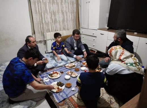 Ekrem İmamoğlu, Ümraniye'de Bir Ailenin İftar Sofrasına Misafir Oldu!